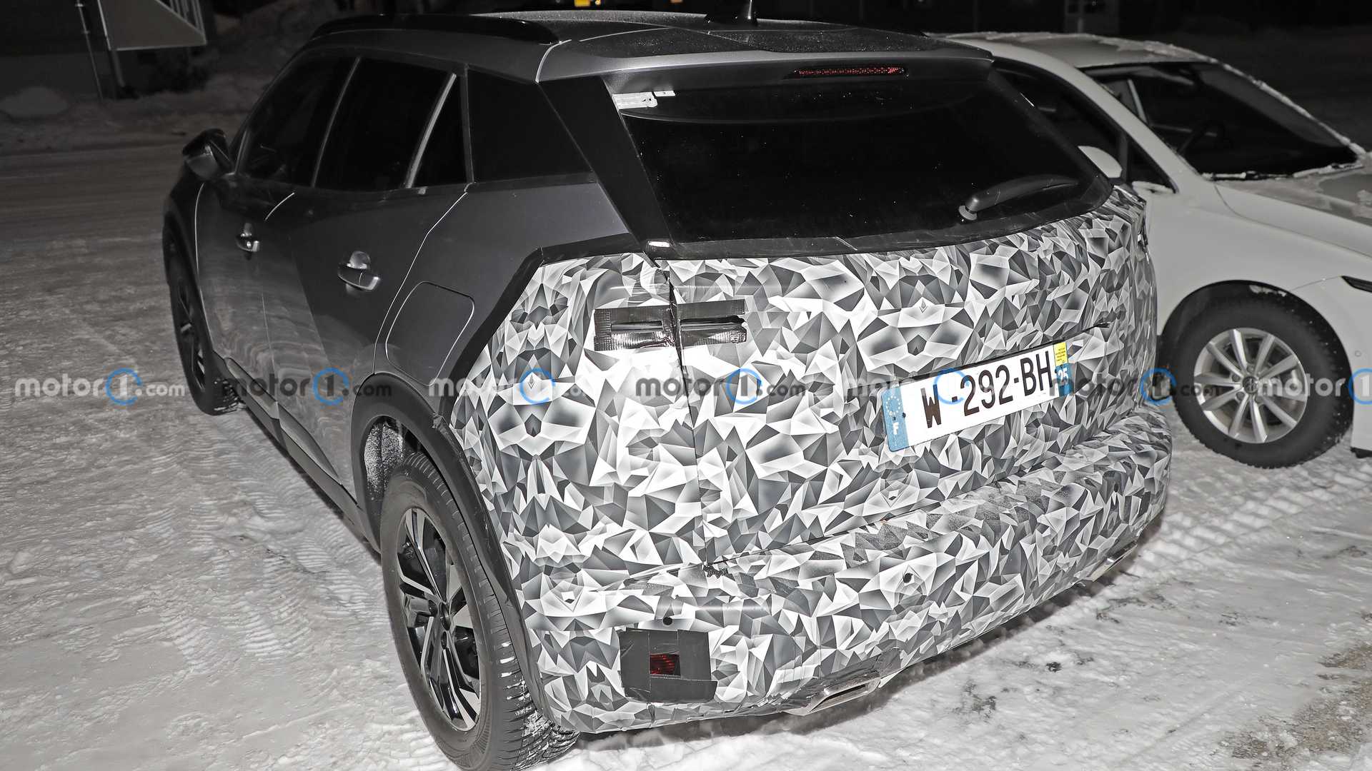 2024-peugeot-2008-facelift-spy-photo (4)