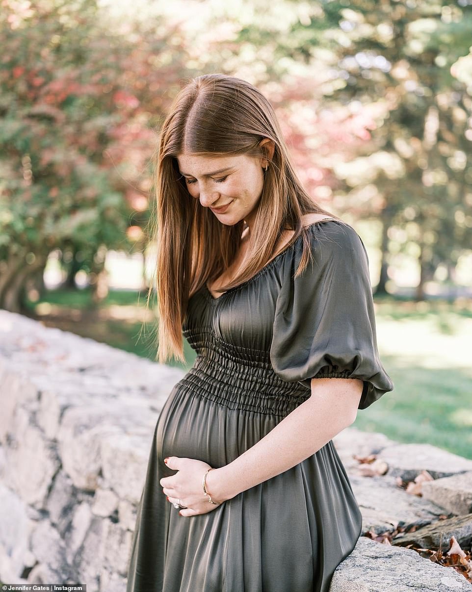 64908239-11466455-Sweet_Jennifer_looked_besotted_with_her_unborn_child_as_she_held-a-52_1669355314679
