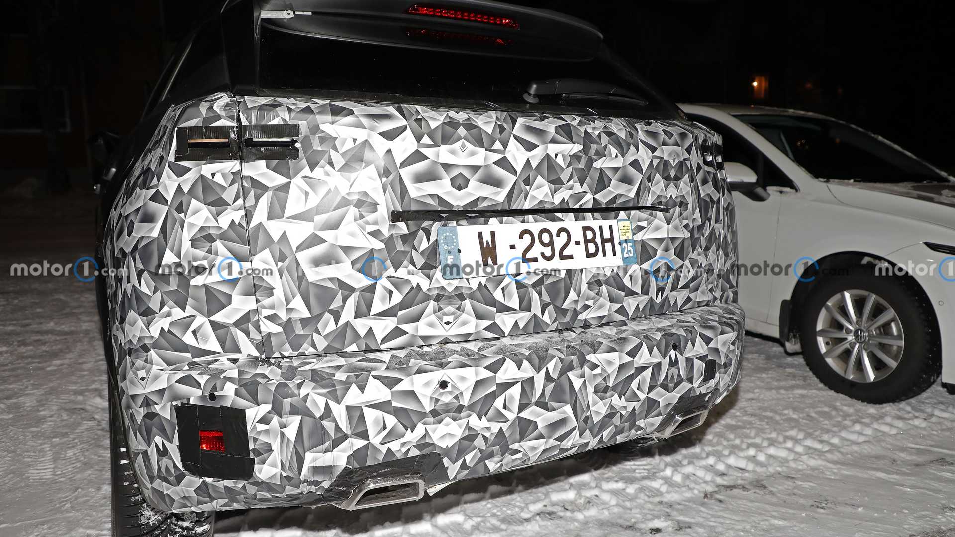 2024-peugeot-2008-facelift-spy-photo (5)