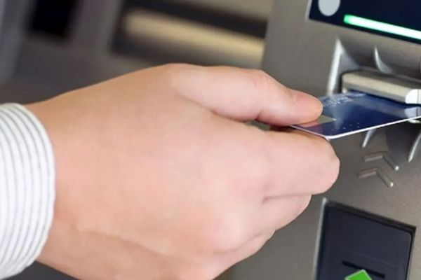 راهنمای کامل نرخ کارمزد کارت بانکی/ آیا دریافت پول از عابربانک هزینه دارد؟