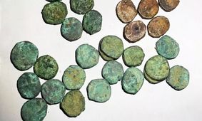 کشاورز خوش شانس در مزرعه بادام یک کوزه پر از سکه طلا پیدا کرد + عکس