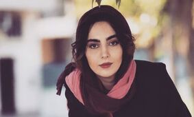 عکس تغییر استایل مهشید جوادی با شلوار پاره و پوره ! / چادر کجا این کجا ؟!