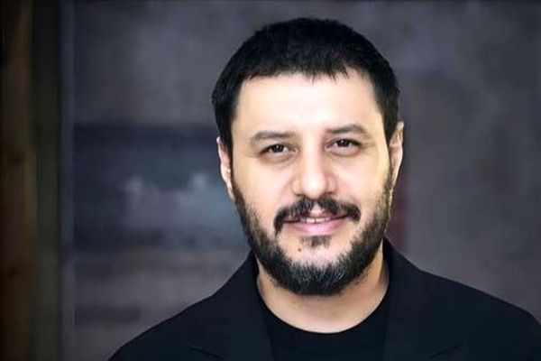 استایل جنجالی جواد عزتی در جشن حافظ؛ آیا «فوق کژوال» مناسب مراسم بود؟