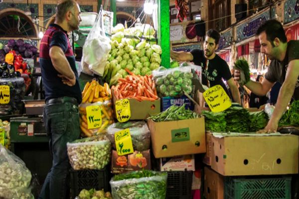 رکود همراه با گرانی / میوه‌های تابستانه با نرخ‌های نجومی عرضه می‌شوند