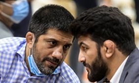 کاش همه مسئولان مثل علیرضا دبیر نماز بخوانند!