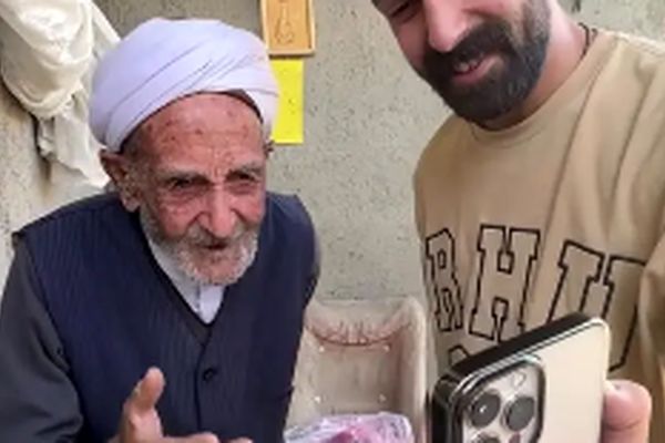 لحظات دیدنی گفتگوی رضا گلزار با پیرمرد مشهور نیشابوری +فیلم