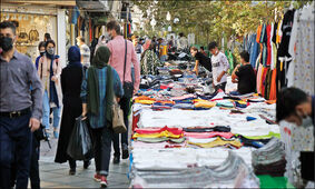 فشار اقتصادی توان ورزشکار ایرانی را گرفت! / فوتبالیست آبی‌پوش کشورمان دست‌فروش شد + عکس