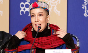 شل حجابی پانته آ بهرام در کنار یک زن منشوری ! + عکس خیلی بعید از خانم بازیگر