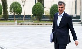 دلار سر به فلک کشیده ولی آقای فرزین برای خود نوشابه باز می‌کند!