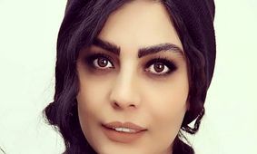 عکس صحرای اسداللهی در کنار مادر چادری و پدر سرایدارش که وایرال شد