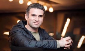 اولین عکس از مادر خیلی جوان هوتن شکیبا / واقعا مادر بودن برازنده این زن است !