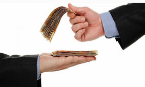 کارمندان دولت یک حقوق اضافه دریافت می‌کنند
