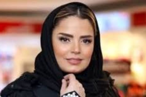 سپیده خداوردی با استایل زمستانی در یک کافه؛ نمایشی جذاب از شیک‌پوشی!