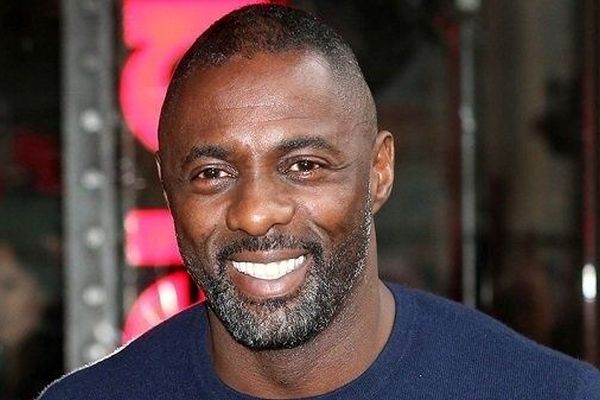 بازیگر مشهور همه را با اقدام عجیبش در مراسم رونمایی مجسمه مومی شوکه کرد! + فیلم