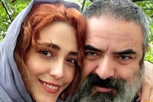 رازهای شوکه‌کننده منزل حسن معجونی؛ از تصویر شاه قاجاری تا قوری‌های خاص! + فیلم