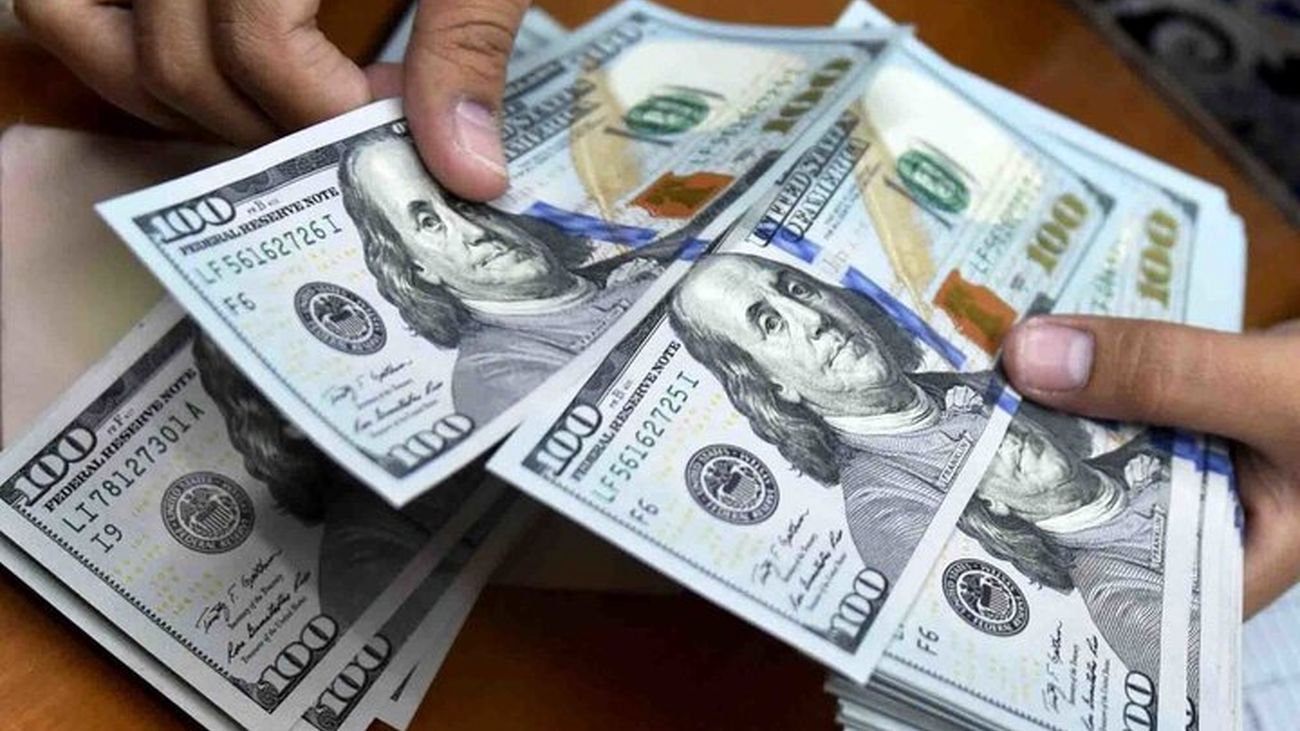 ریزش جزئی قیمت یورو در مرکز مبادله / دلار ثابت ماند
