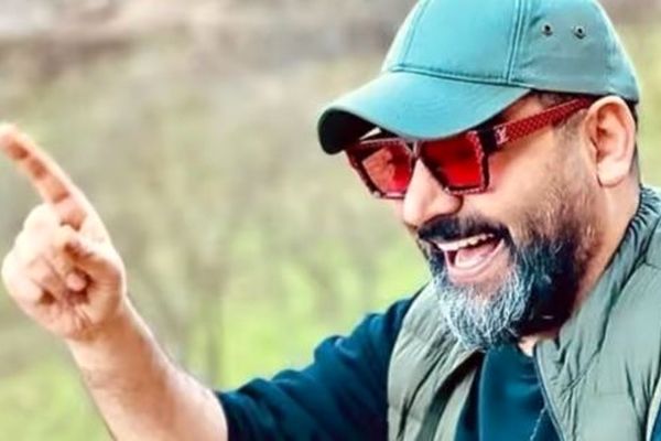 احسان علیخانی با واکنشی غیرمنتظره به ماجرای فحاشی به کریم باقری در بازی تراکتور و پرسپولیس!