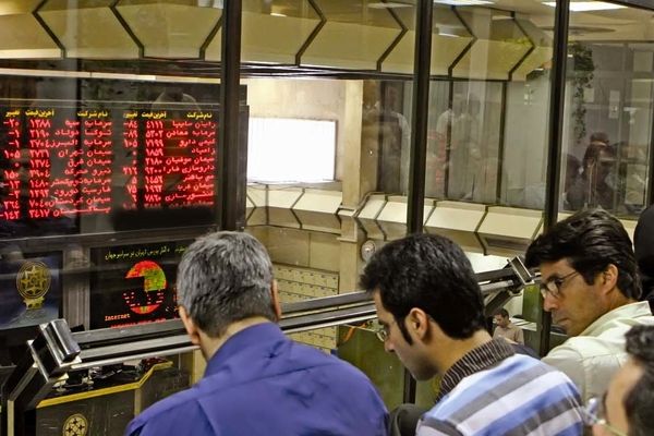 بوس در گرداب / ریزش ادامه‌دار بازار سرمایه +نمادها
