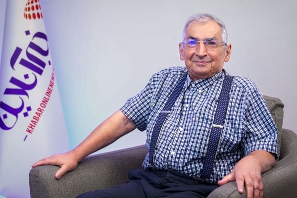 زیباکلام: نارضایتی مردم محصول عملکرد تندروهاست/ تندروها سرشان را زیر برف کرده‌اند