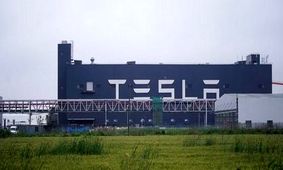 تسلا خودروهایش را تبلیغ می کند! / تخفیف برای نجات از بحران؟