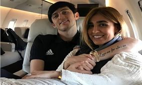 عکسی از بچه داری سردار آزمون/ دختر ناز ابرستاره فوتبال ایران در فرودگاه