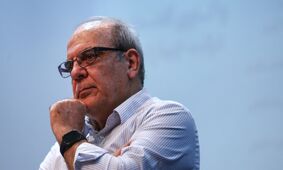 عباس عبدی خطاب به پزشکیان: برای نجات کشور از دست تندروها، موضوع وفاق را فقط می توانید با شخص رهبری پیش ببرید