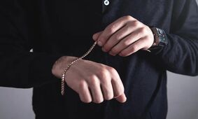 ۷ نکته برای ست کردن دستبند با هر نوع لباسی

