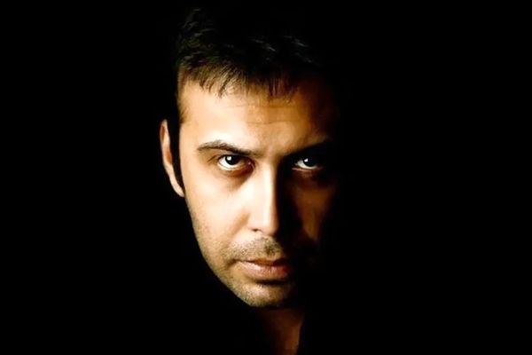 چیدمان جذاب محسن چاوشی مبلمان چستر، زیرپایی عثمانی و گل‌های طبیعی!