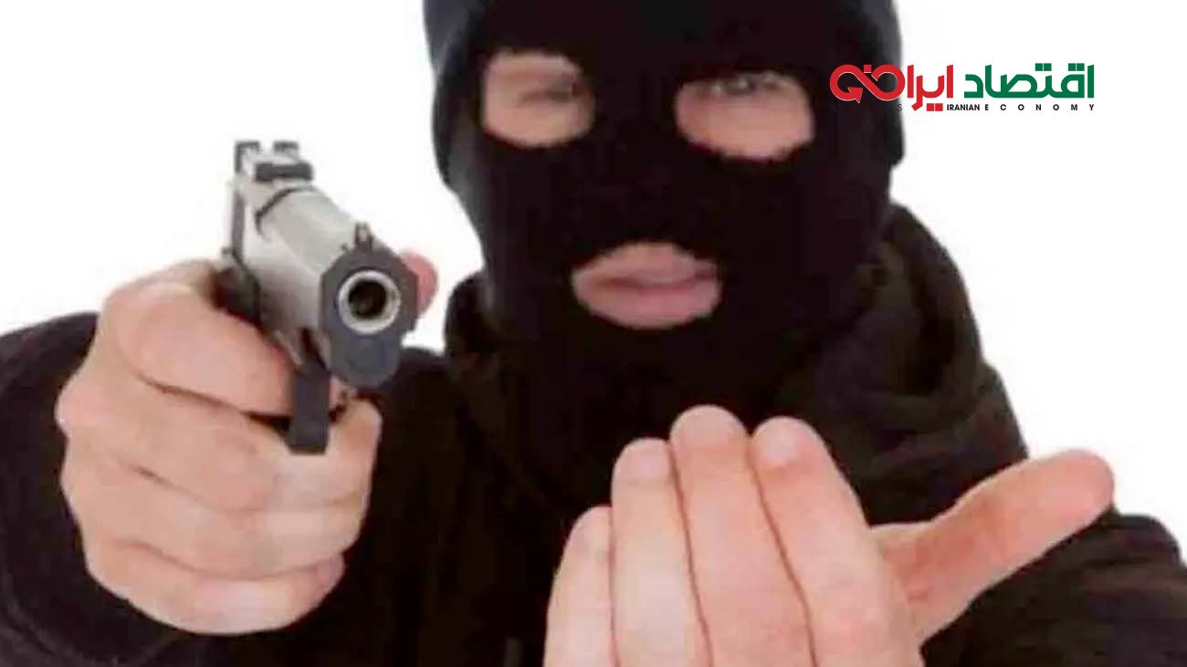 بازگشت سارق به صحنه جرم /  اولین اظهارات سارق مسلح بانک در مشهد +فیلم