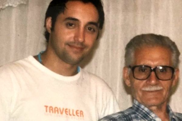 روایتی تلخ از زندگی امیرحسین رستمی با پدری مبتلا به آلزایمر؛ واکنش پدرش مقابل چشمانش چه بود؟ + فیلم