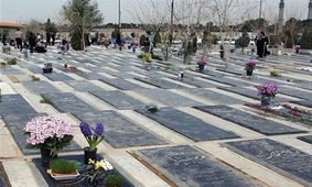 شغلهای باور نکردنی در قبرستان معروف پایتخت / تقلای مردم برای یک لقمه نان