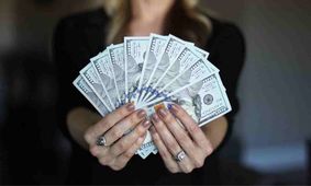 این دختر زیبای ایرانی پولدارترین زن جهان شد /ثریا دارابی کیست؟!