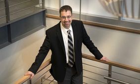 راز موفقیت اقتصادی از نگاه دارون عجم‌اوغلو! + بیوگرافی استاد برجسته اقتصاد