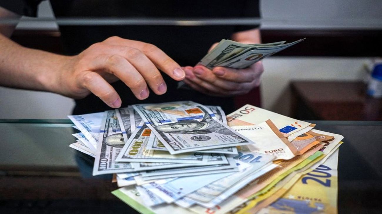 قیمت دلار 6 فروردین 1402 / زور افزایشیها به بازار دلار چربید؟