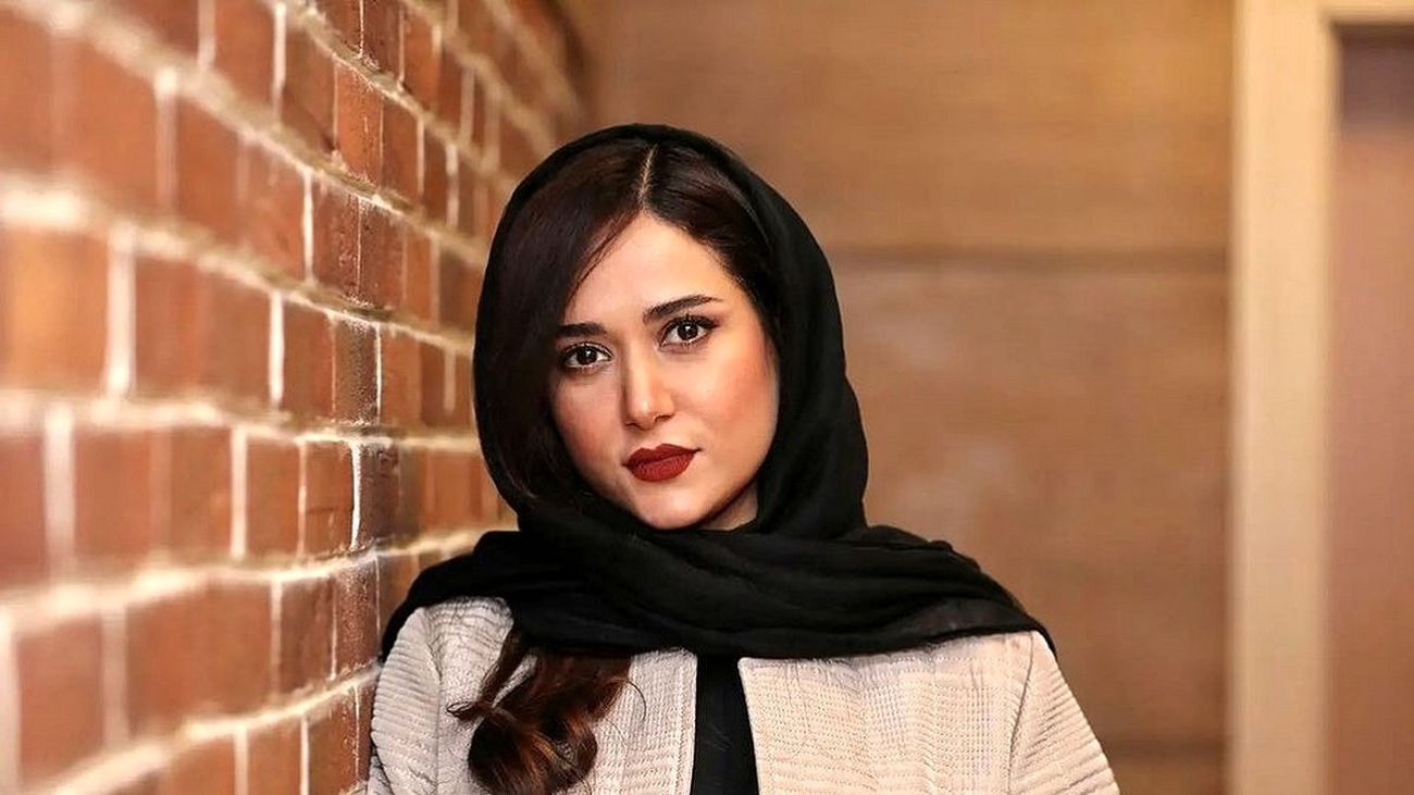 عکس مشکوک از پریناز ایزدیار در آغوش یک پسر ! / کار خانم بازیگر به کجا کشید ؟!