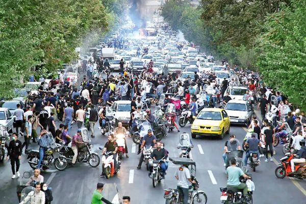 چند تغییر آشکار/درباره شتاب تحولات سیاسی و اجتماعی ایران از سال 1401 به‌بعد