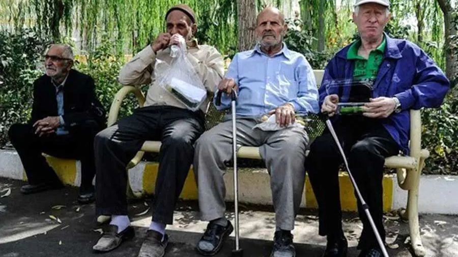  بازنشستگان برای خرید دارو وام می‌گیرند / واقعیتی تلخ از زندگی مستمری بگیران !