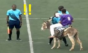 الاغ فوتبالیست در وسط زمین ! + فیلم غیر قابل درک