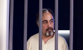 رضا عطاران سیاه پوش شد / آقای بازیگر در سکوت به سوگ پدرش نشست !