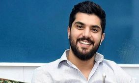 رابطه صمیمانه سینا مهراد و آرایشگرش پس از جنجال دستبوسی