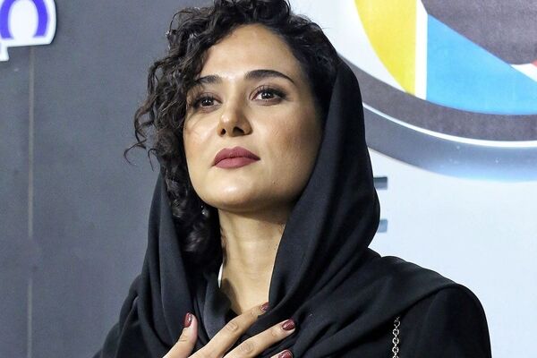 سفره هفت‌سین پریناز ایزدیار با آینه و شمعدون مسی؛ لوکس‌ترین هفت‌سین امسال!