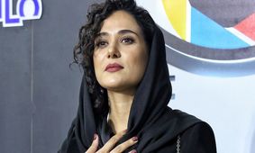 سفره هفت‌سین پریناز ایزدیار با آینه و شمعدون مسی؛ لوکس‌ترین هفت‌سین امسال!