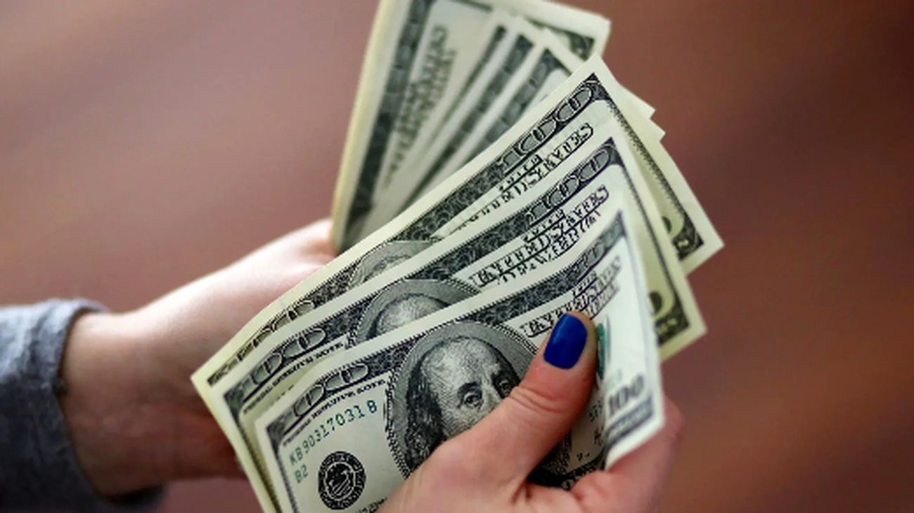 شوک اقتصادی ترامپ؛ دلار در مسیر نزولی تاریخی