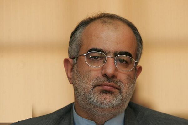 حسام الدین آشنا؛ آمریکا کدخدای اروپاییان است/ وقتی با گرگ‌ها مذاکره می‌کنید؛ از روباه‌ها غافل نشوید