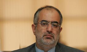 حسام الدین آشنا؛ آمریکا کدخدای اروپاییان است/ وقتی با گرگ‌ها مذاکره می‌کنید؛ از روباه‌ها غافل نشوید