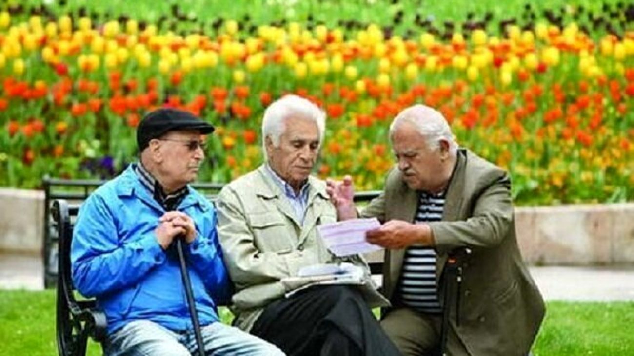 این بازنشستگان حقوق و عیدی می گیرند + جزئیات