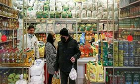 وقتی دلار بالا می رود قیمتها به آن می چسبد، ولی وقتی پایین می آید از آن جدا نمی شود/ دلال ها فقط گرانی را می شناسند