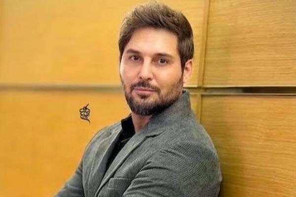 دانیال عبادی با استایل سبز پاییزی جنجالی در جشن حافظ؛ جسورانه‌ترین انتخاب این ستاره! + فیلم