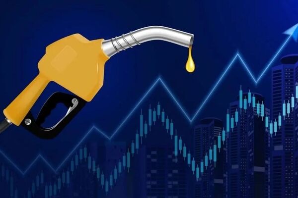 قیمت بنزین بالا رفت، ولی دلار حتی تکان نخورد!