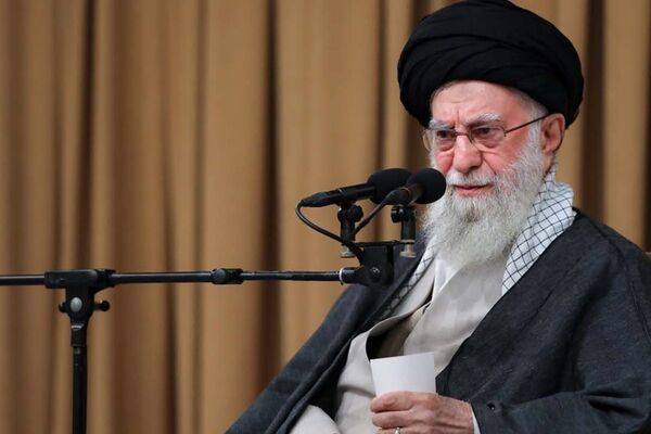 رهبر انقلاب: مردم باید بتوانند ۱۰ قلم کالای اساسی را با قیمت ثابت تهیه کنند